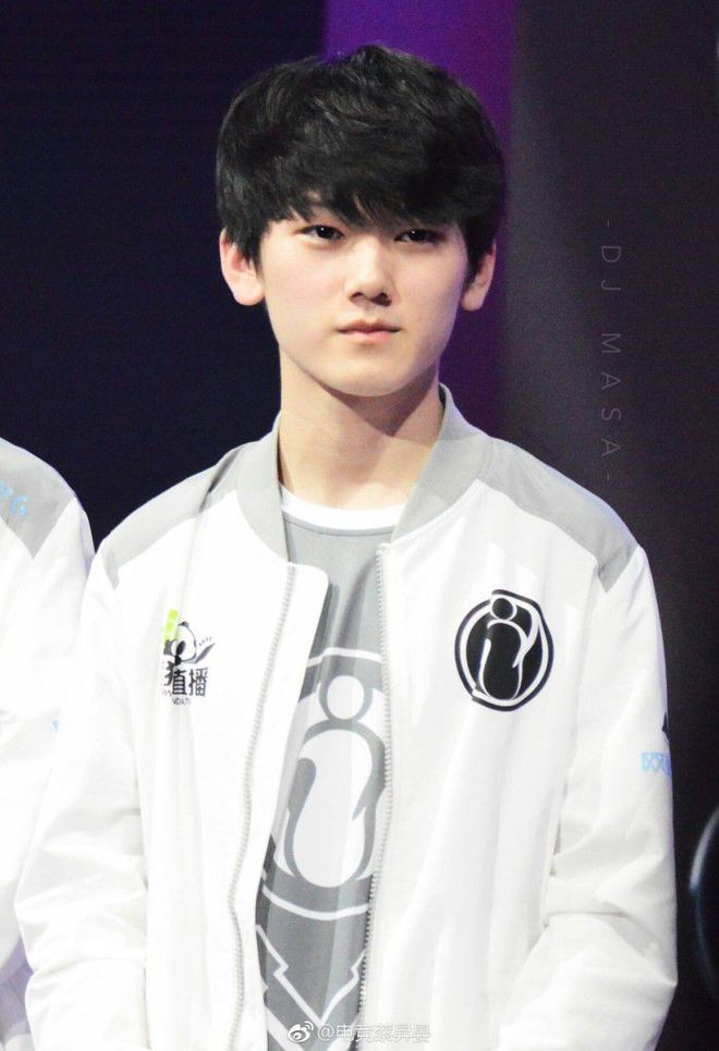 前 Royal Never Give Up 和 EDward Gaming 中路选手 Cryin 宣布他将暂时离开比赛：他计划在新赛季休息